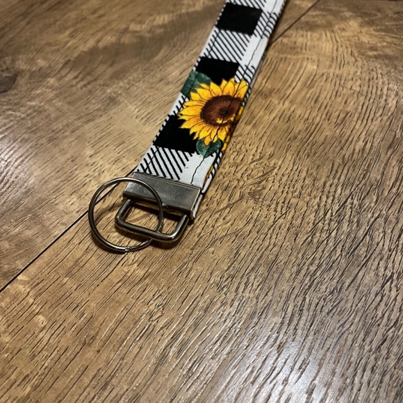 Sunflower Wristlet Keychain - handmade - Picture 3 of 5